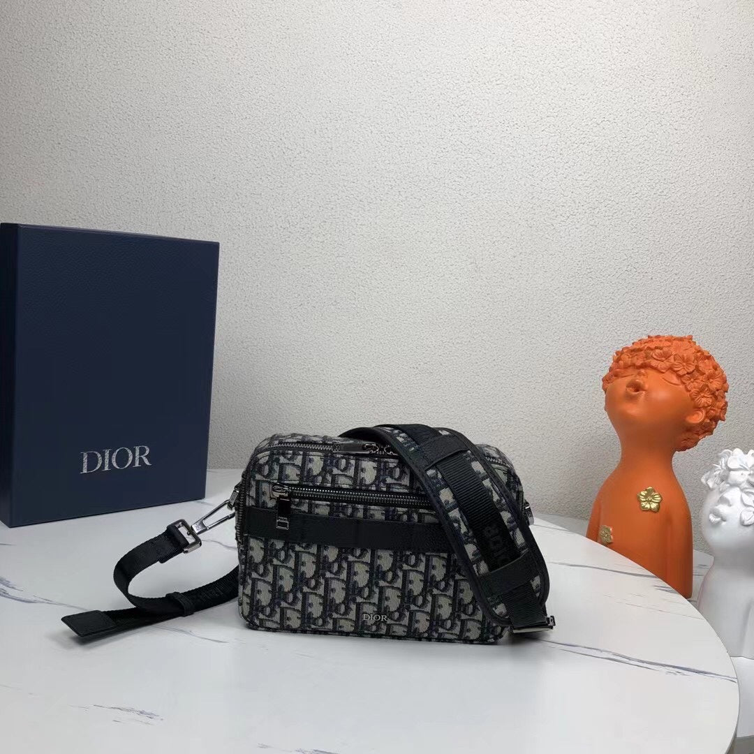 LUXR82