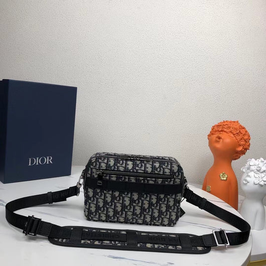LUXR82