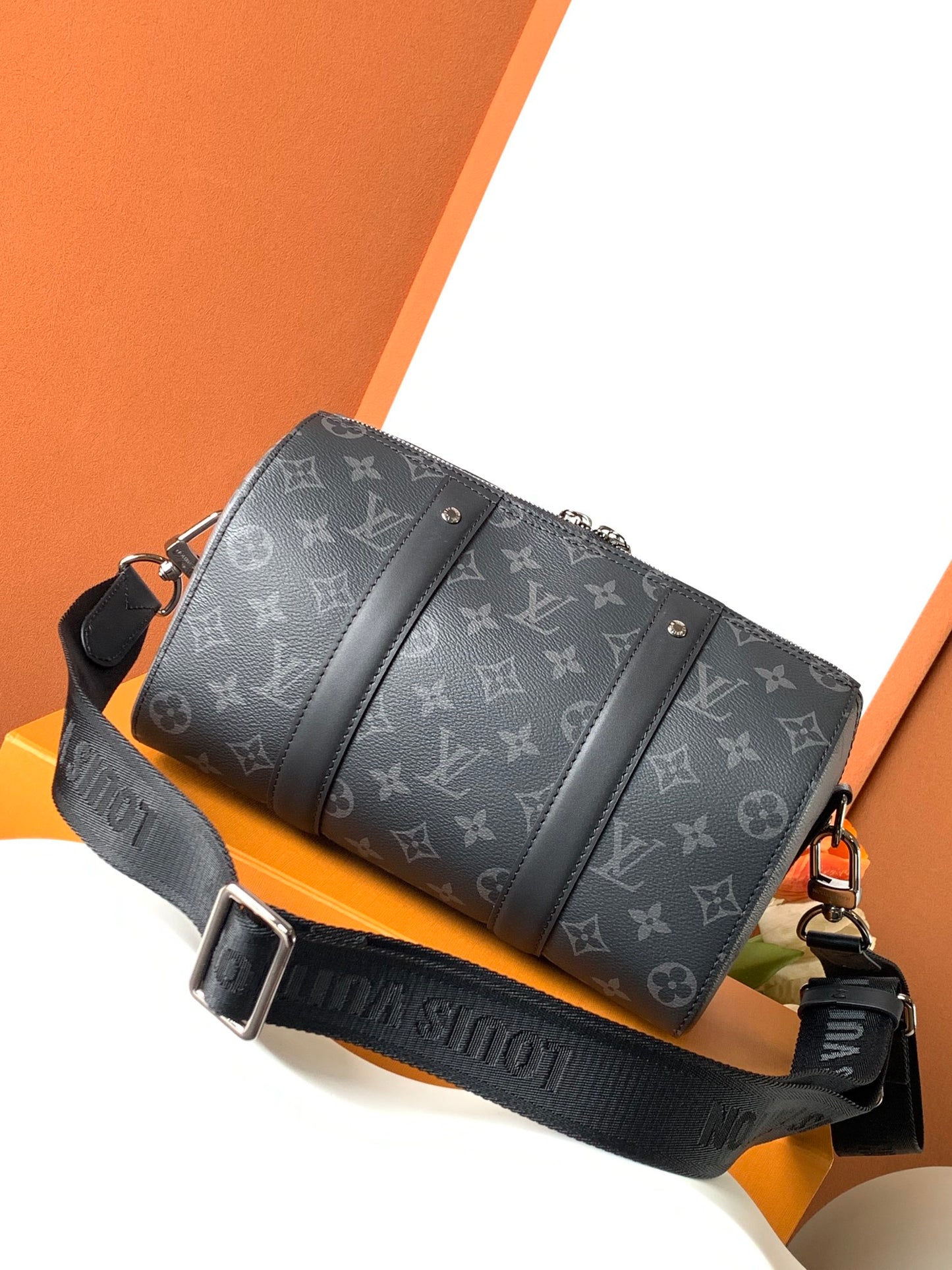 LUXR16